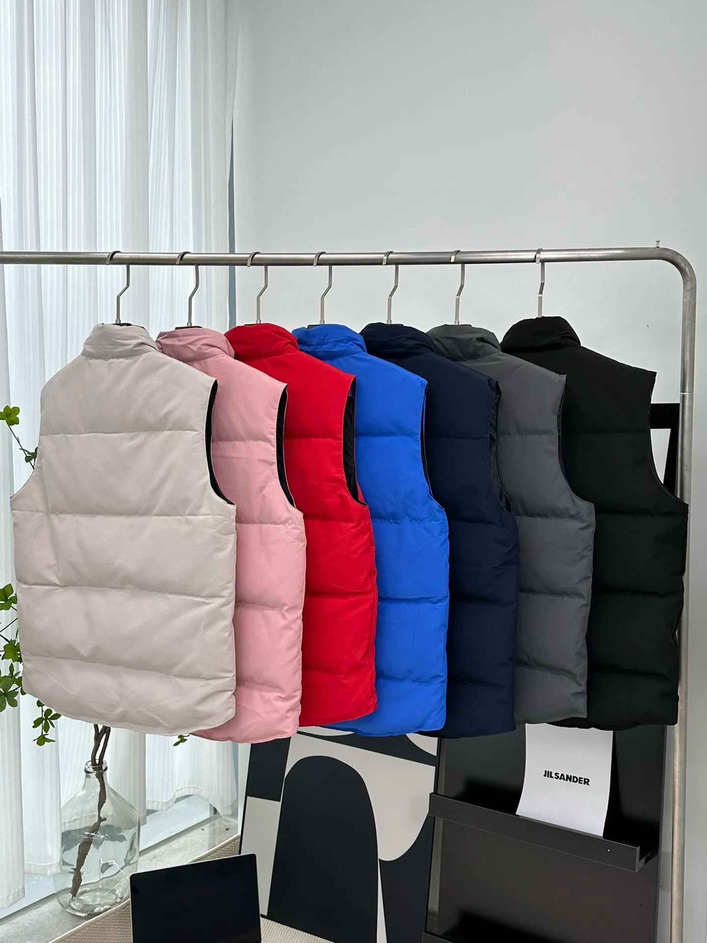 P380 [𝗖𝗮𝗻𝗮𝗱𝗲 𝗚𝗼𝗼𝘀𝗲] Canada Goose Couple Vest for Men and Women. 1⃣️Imported Behringer embroidery machine customized 10,000-needle embroidery logo 2⃣️Imported 18-count polyester-cotton blended original fabric 3⃣️Authentic official website synchronized with the new national standard 80% white duck down 4⃣️100% nylon nylon lining with double double-layer sealing design 5⃣️Yoshida YKK customers provide original factory customized electroplating sliders 6⃣️All auxiliary materials and hardware are disassembled and customized! 1:1 restore the official website Color: off-white, leather pink, bright red, sapphire blue, navy blue, black 𝗦𝗜𝗭𝗘:𝗫𝗦-𝗫𝗫𝗟